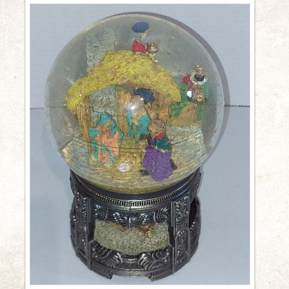 Traditions Nativity Scene Musical Water Globe With Revolving Base - Picture 4 of 6